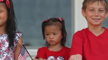 Amerikan bayrakları sallayan çocuklar, Phantom Flex 4K 'de çekiliyor.