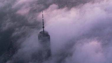 New York şehri 2017 dolaylarında, Dünya Ticaret Merkezi 'nin gündoğumunda alçak bulutlu hava manzaralı binası. Cineflex ve RED Epic-W Helyum ile çekilmiştir..