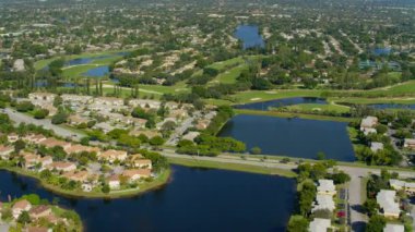 Fort Lauderdale, Florida yakınlarındaki banliyö ve golf sahasının hava manzarası.