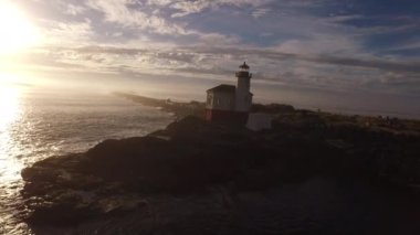 Bandon, Oregon 'daki Coquille Nehri Deniz Feneri' nin havadan görünüşü