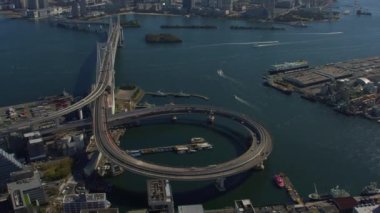 Tokyo, Japonya 2018 dolaylarında. Tokyo 'daki Gökkuşağı Köprüsü' nün havadan görünüşü. Kırmızı kamerayla helikopterden çekilmiş..
