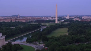 Washington, D.C. 2017 dolaylarında Lincoln Anıtı 'nın, Washington Anıtı' nın ve Capitol Binası 'nın havadan görünüşü. Cineflex ve RED Epic-W Helyum ile çekilmiştir..