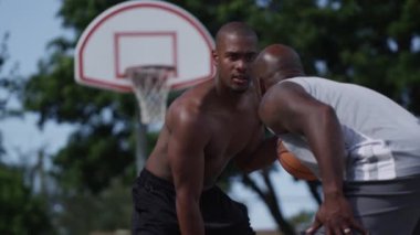 Bir sokak basketbolu, top sürme ve top sürme.