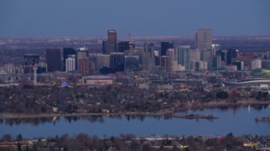 Denver, Colorado - 2017 dolaylarında Sloan Gölü 'nden alacakaranlıkta Denver şehir merkezinin hava görüntüsü