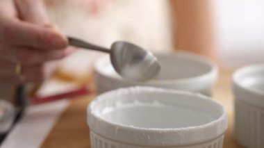 Karıştırma kabında çay kaşığı kabartma tozu ölçüyorum.