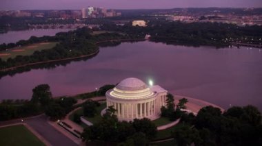 Washington, D.C. 2017 dolaylarında Jefferson Memorial ve Tidal Basin 'in gündoğumunda hava görüntüsü. Cineflex ve RED Epic-W Helyum ile çekilmiştir..