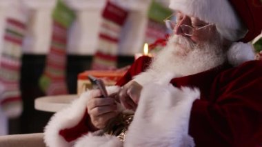 Noel Baba cep telefonu kullanıyor, yakın plan.