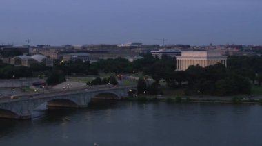 Washington, D.C. 2017 dolaylarında Arlington Memorial Köprüsü 'yle Potomac Nehri üzerinde Lincoln Memorial' a uçuyor. Cineflex ve RED Epic-W Helyum ile çekilmiştir..