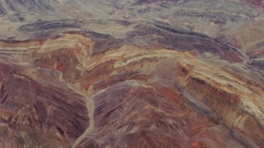 Las Vegas, Nevada dışındaki kayalık çöl manzarası