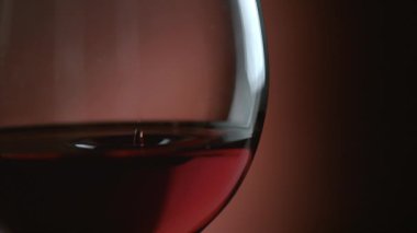 Şarap damlaları yakın çekim, ağır çekim, Fantom Flex 4K