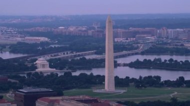 Washington, D.C. 2017 dolaylarında, Washington Anıtı, Jefferson Anıtı ve Potomac Nehri 'nin havadan görünüşü. Cineflex ve RED Epic-W Helyum ile çekilmiştir..