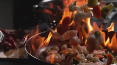 Phantom Flex 4K 'de çekilen çok yavaş çekimde alevli tavada kızarır.