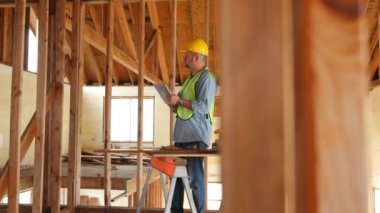 İnşaat işçisi iş sitede dijital tablet kullanma