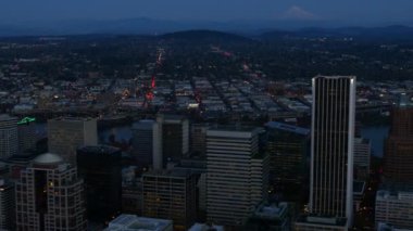 Portland Şehri, Oregon, ABD hava klibi alacakaranlıkta: 4K Ultra HD