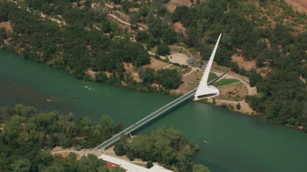 カリフォルニア州レディング 2017年頃 カリフォルニア州レディングでのサンディアル橋の空中撮影 CineflexとRed Epic Heliumで撮影 — ストック動画