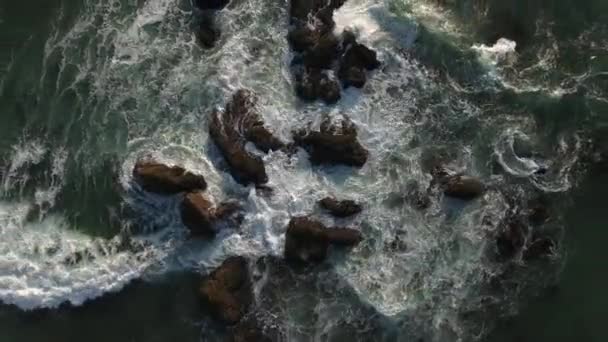 Overhead View Waves Crashing Rocks Lincoln City Oregon — Vídeo de Stock