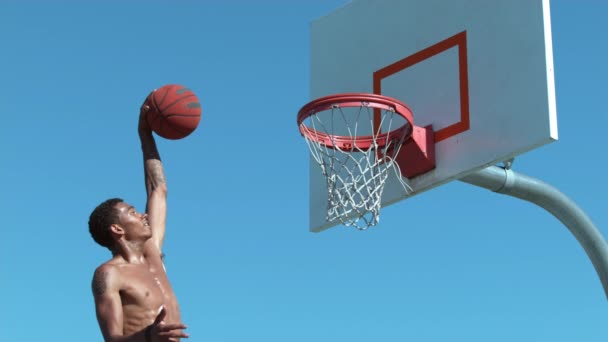 バスケットボールスラムダンクの超スローモーションショット ファントムフレックスで撮影 — ストック動画