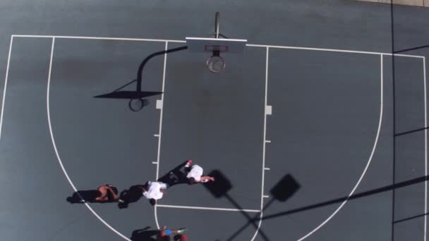 Vrienden Basketbal Spelen Het Park Overhead Shot — Stockvideo