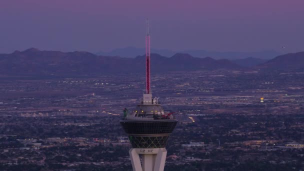 Las Vegas Nevada 2017 Orbit Stratosphere Kulesi Alacakaranlıkta Cineflex Red — Stok video