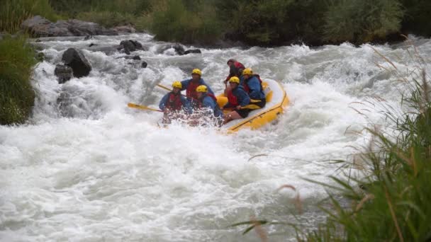 Super Câmera Lenta Tiro Grupo Pessoas Rafting Água Branca Tiro — Vídeo de Stock