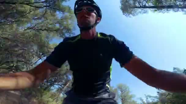 Pov Cámara Acción Tiro Hombre Montando Bicicleta Montaña — Vídeos de Stock