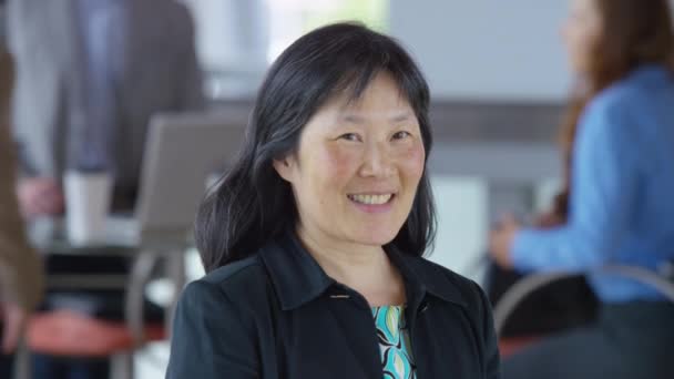 Porträt Einer Reifen Asiatischen Geschäftsfrau — Stockvideo