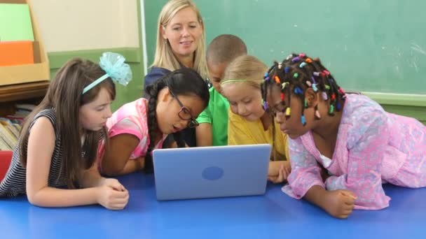 Tanár Diákok Dolgoznak Laptop Számítógép Iskolai Osztályteremben — Stock videók