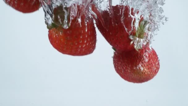 ゆっくりとした動きのイチゴが水に飛び込み Phantom Flex 4Kカメラで撮影 — ストック動画