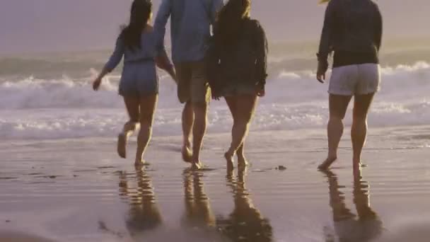 Groep Vrienden Het Strand Lopend Surf — Stockvideo