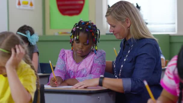 Enseignant Aide Élève Écrire Projet Dans Classe Scolaire — Video