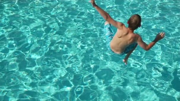 Junge Planscht Zeitlupe Pool Geschossen Auf Phantom Flex — Stockvideo