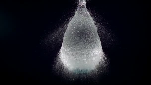 Voda Balón Praskne Super Zpomaleném Filmu Snímek Fotoaparátem Phantom Rychlostí — Stock video