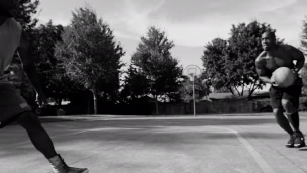 Orang Orang Afroamerika Bermain Basket Jalanan — Stok Video
