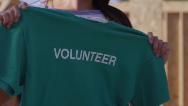 Lähikuva Vapaaehtoisesta Jakamassa Paitoja — kuvapankkivideo