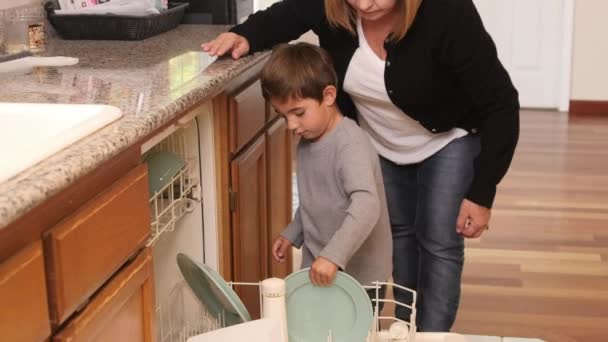 Anne Oğlu Bulaşık Makinesini Birlikte Yüklüyorlar — Stok video