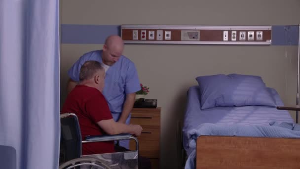 Pielęgniarka Pomaga Panu Wstać Wózka Inwalidzkiego Iść Szpitalnego Łóżka — Wideo stockowe