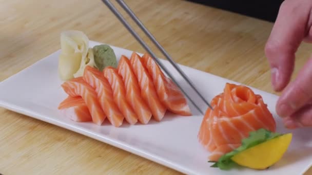 Sushi Koch Legt Lachsfisch Auf Tablett — Stockvideo