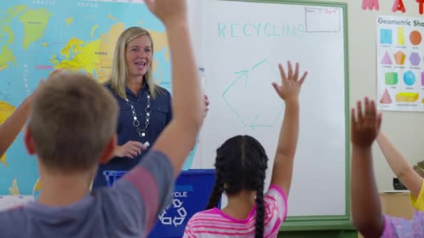 Učitel Dává Lekci Recyklace Školní Třídě — Stock video