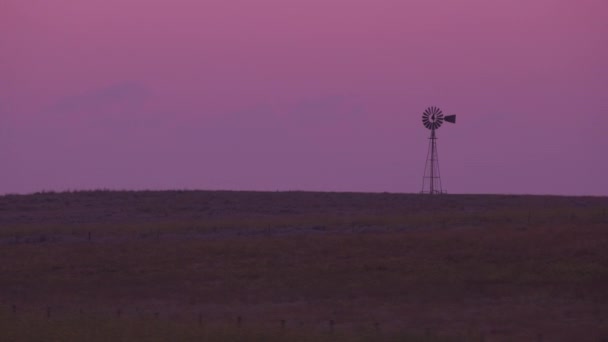 ワイオミング州日の出の畑の風車 — ストック動画