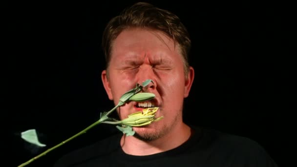 Blomst Frosset Flytende Nitrogen Traff Mann Ansiktet Sakte Bevegelse Skutt – stockvideo