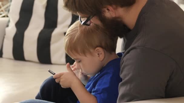 Baba Oğul Birlikte Dijital Tablet Kullanma — Stok video