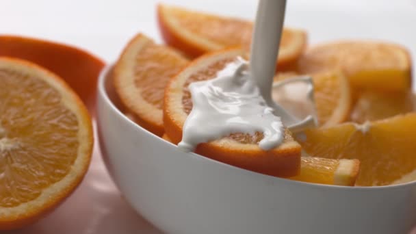 Crema Vertiendo Sobre Naranjas Cámara Súper Lenta Filmada Phantom Flex — Vídeo de stock
