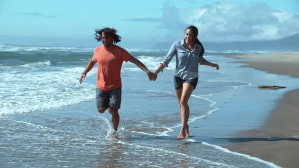 Pareja Playa Corriendo Cámara Súper Lenta — Vídeo de stock