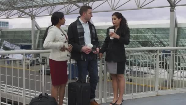 Liikemiesten Ryhmä Kokoontuu Puhuu Lentokentällä — kuvapankkivideo