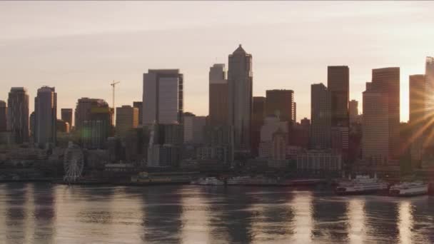 2017年頃 ワシントン州シアトルでは 日の出にシアトルのダウンタウンの建物の後ろから太陽が見えます CineflexとRed Epic Heliumで撮影 — ストック動画