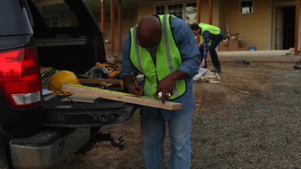 建筑工人切割板 — 图库视频影像