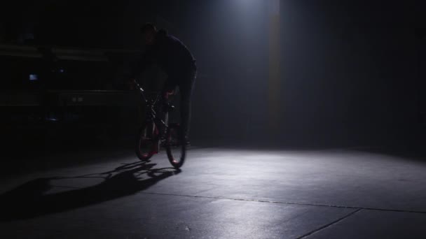 Bmx Rider Faire Des Tours Dans Entrepôt Sombre — Video