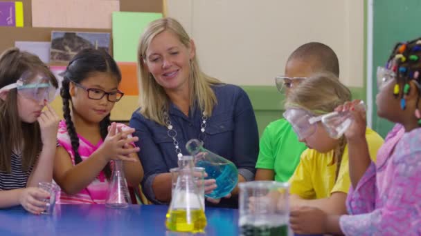 Δάσκαλος Και Μαθητές Που Κάνουν Επιστημονικά Πειράματα Στη Σχολική Τάξη — Αρχείο Βίντεο