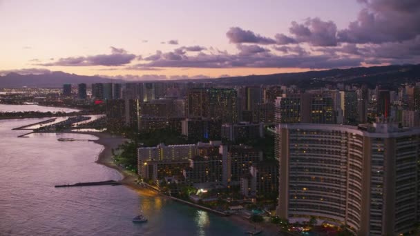 Honolulu Oahu Hawaii Circa 2018 Letecký Pohled Honolulu Waikiki Soumraku — Stock video