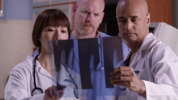 Drei Ärzte Betrachten Gemeinsam Röntgenbilder — Stockvideo